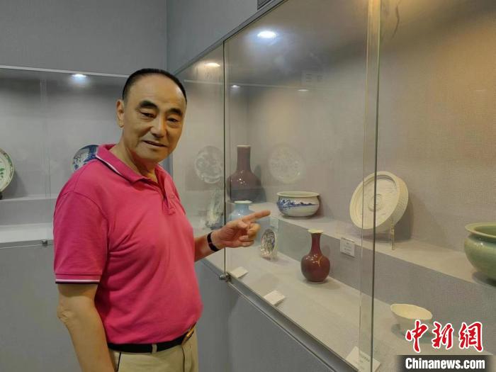 圖為侯宇林在古陶瓷展館介紹藏品。　陳雪 攝