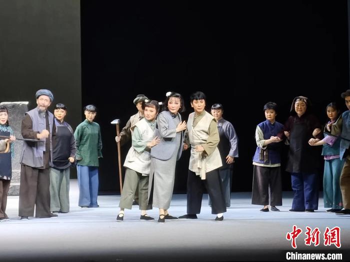 大型现代评剧《革命家庭》于23日亮相第十三届中国艺术节。　崔景圣 摄