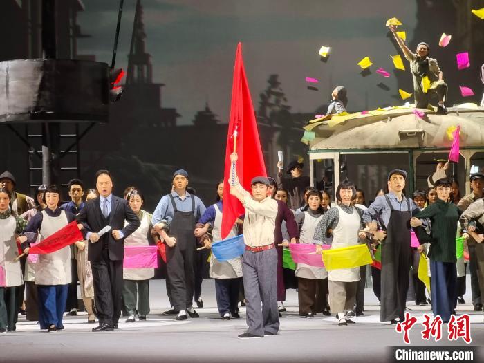 大型现代评剧《革命家庭》于23日亮相第十三届中国艺术节。　崔景圣 摄