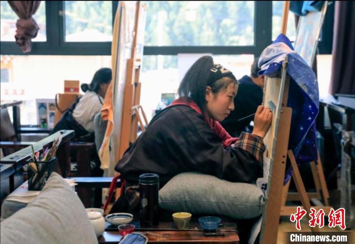 壤巴拉唐卡传习所内，年轻学员正在学习唐卡。　王磊 摄
