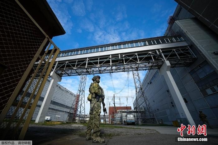 当地时间5月1日，乌克兰东南部，一名俄军人守卫扎波罗热核电站的一个区域。
