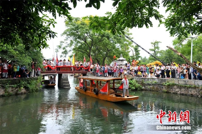 灵渠“天下第一陡”开闸启航仪式重现秦军开闸启航盛况。<a target='_blank' href='/'>中新社</a>发 唐梦宪 摄
