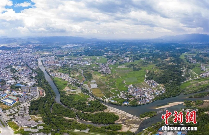 鸟瞰灵渠。(无人机照片)<a target='_blank' href='/'>中新社</a>发 何华文 摄

