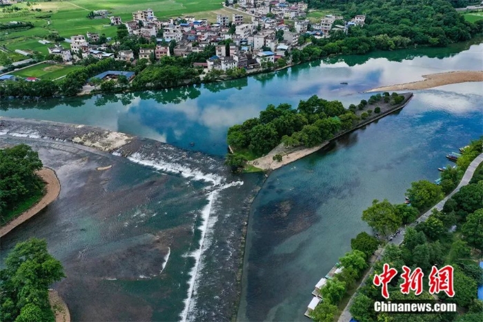 灵渠铧嘴和“人”字形水坝。(无人机照片)<a target='_blank' href='/'>中新社</a>发 唐梦宪 摄

