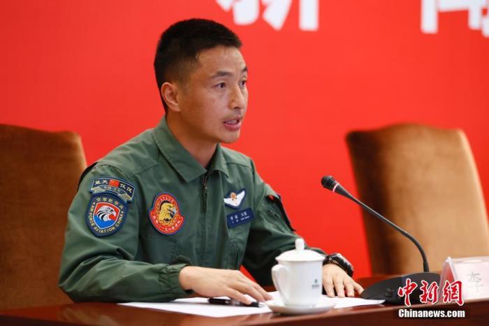 图为空军“八一”飞行表演队队长李斌在发布会上发言。 <a target='_blank' href='/'>中新社</a>记者 富田 摄