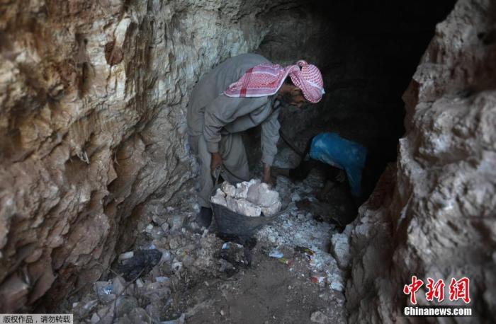 资料图：叙利亚民众挖掘防空洞，以躲避可能的空袭。