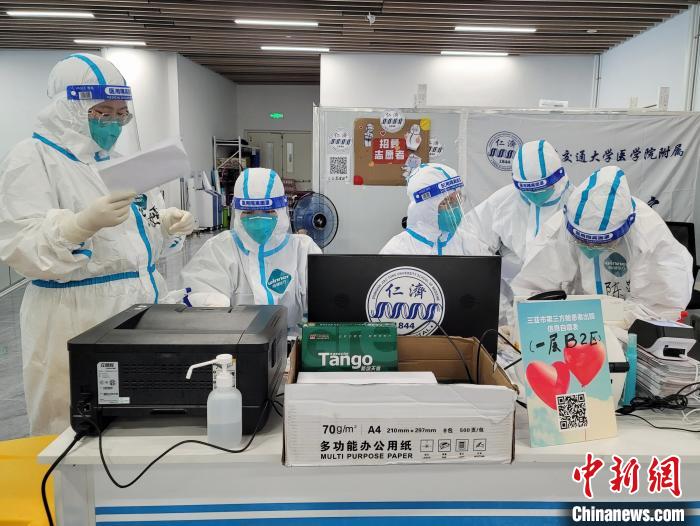 上海援琼第一医疗队领队：根据上海抗疫经验结合三亚实际情况推进救治工作