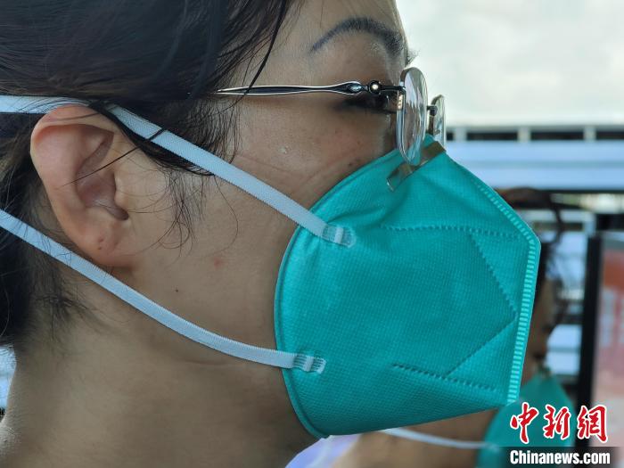 从方舱出来的上海医护人员，脸上可见口罩的勒痕。　王晓斌 摄