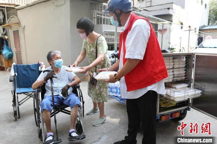李加茂是上海的一名社区送餐员，他主要负责长寿路街道的助老送餐服务。　张亨伟 摄