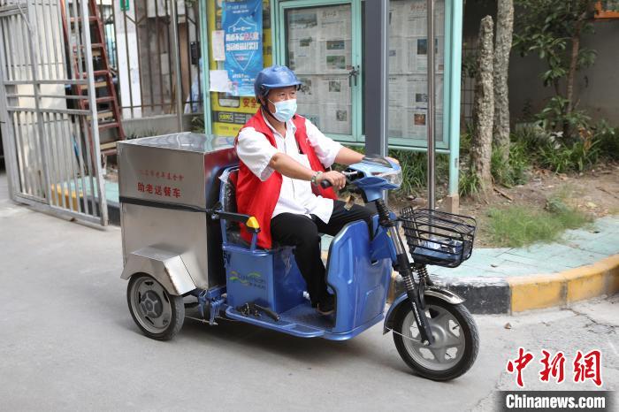 李加茂是上海的一名社区送餐员，他主要负责长寿路的助老送餐服务。　张亨伟 摄