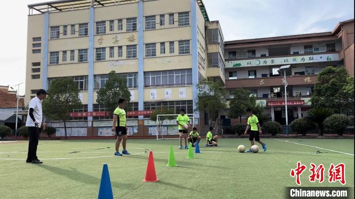 在江西省新余市分宜县的凤阳镇中心学校，阳光儿童足球队正在训练。　陈玉霞 摄