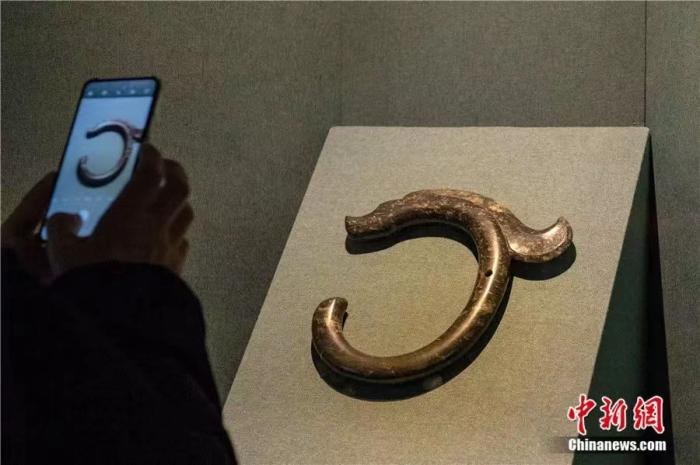 2020年10月，參觀者在北京中國國家博物館“玉出紅山——紅山文化考古成就展”上參觀碧玉C形龍。<a target='_blank' href='/'>中新社</a>記者 田雨昊 攝