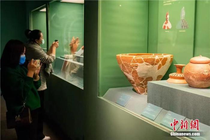 2020年10月，参观者在北京中国国家博物馆参观“红山文化考古成就展”。<a target='_blank' href='/'>中新社</a>记者 田雨昊 摄