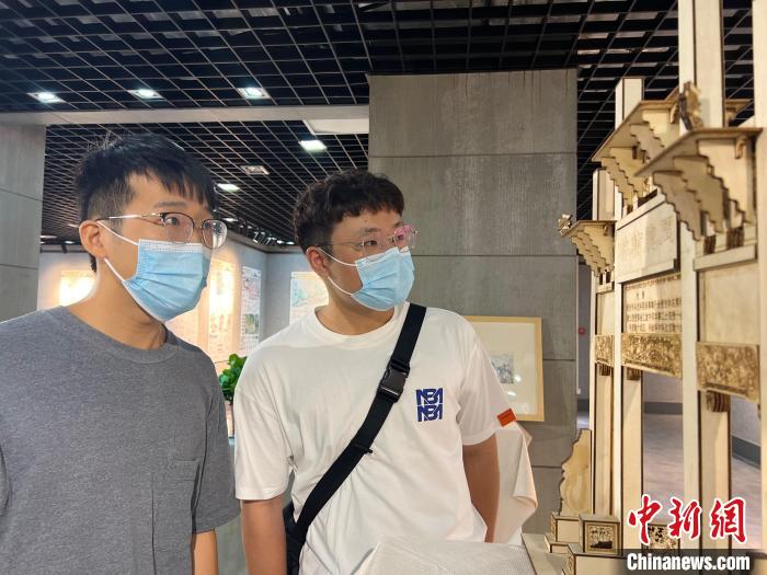 展覽現場，合肥工業大學學生正在參觀作品。　儲瑋瑋 攝