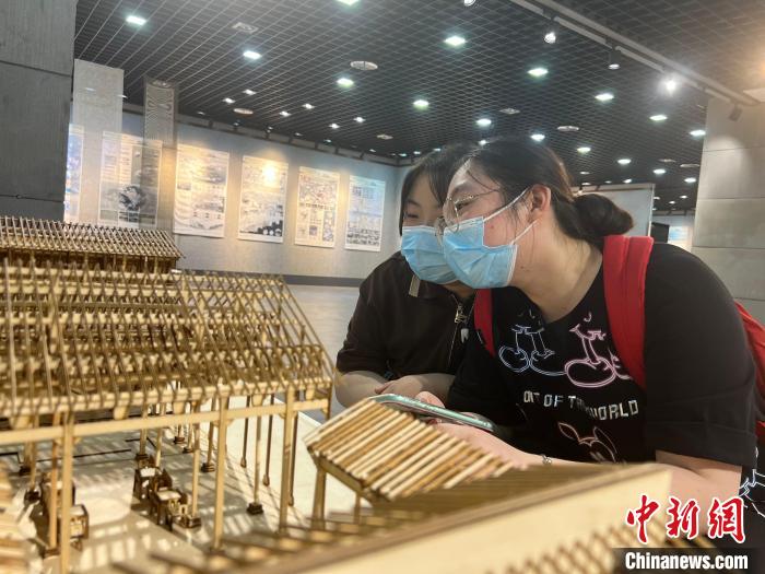 展覽現場，合肥工業大學學生正在參觀作品。　儲瑋瑋 攝