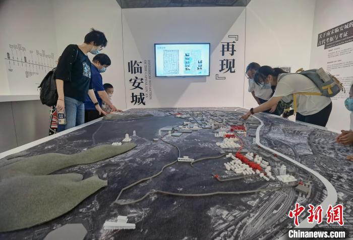 觀眾在“再現”臨安城的展廳內看沙盤模型 楊志惠 攝