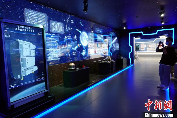 中科院科技成就展：展出介紹為中國空間站研製的空間科學實驗櫃。　<a target='_blank' href='/'>中新社</a>記者 孫自法 攝