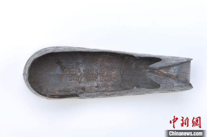 銀鞋中清晰可見“羅雙雙”三字 杭州博物館 供圖