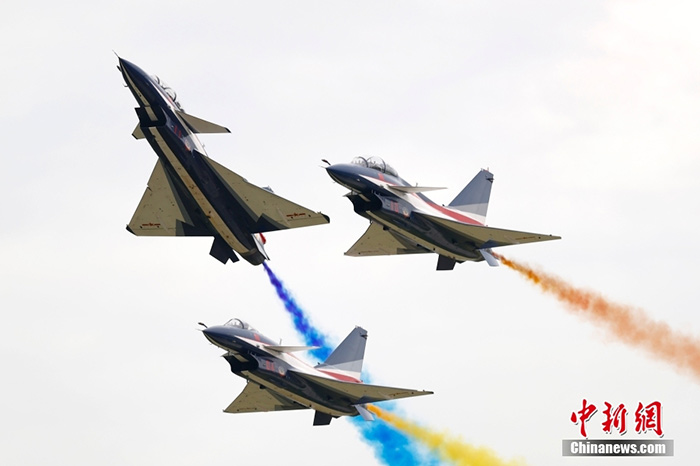 8月26日，中国空军航空开放活动暨长春航空展在吉林长春举办。图为“八一”飞行表演队表演。 <a target='_blank' href='/'>中新社</a>记者 富田 摄 　