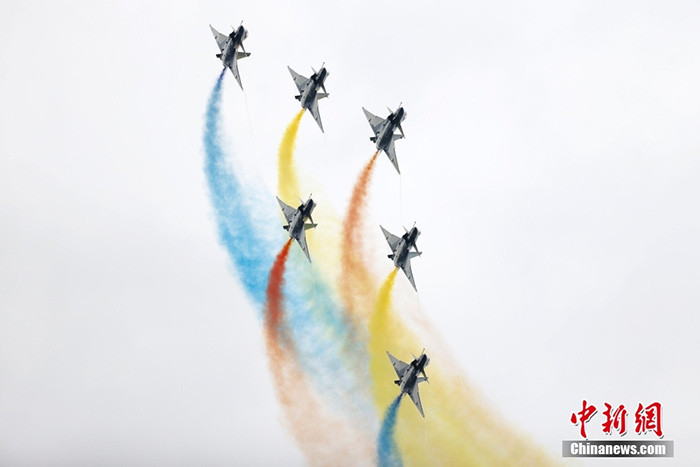 8月26日，中国空军航空开放活动暨长春航空展在吉林长春举办。图为“八一”飞行表演队表演。 <a target='_blank' href='/'>中新社</a>记者 富田 摄 