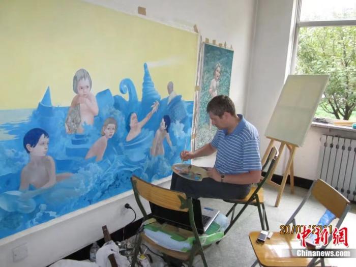 2013年，叶戈罗夫在工作室创作画作。受访者供图