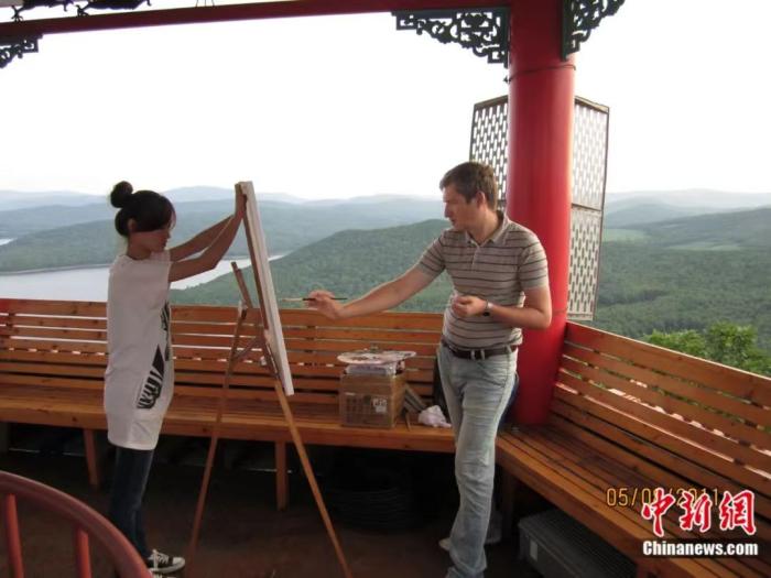 2011年，叶戈罗夫在中国黑龙江六峰湖写生。受访者供图