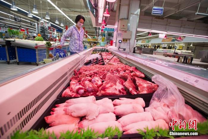 6月10日，中国国家统计局公布数据显示，2022年5月份，全国居民消费价格同比上涨2.1%，环比下降0.2%。图为6月9日，山西太原，消费者在超市选购猪肉。 <a target='_blank' href='/'>中新社</a>记者 张云 摄