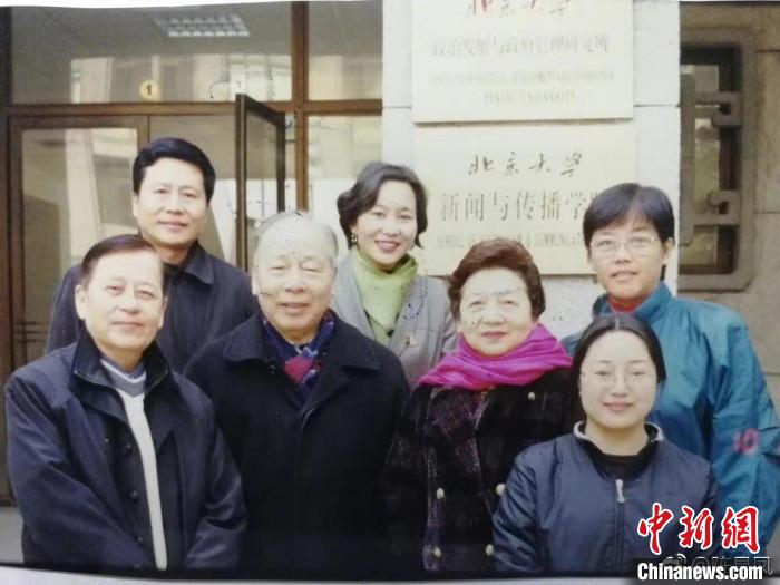 图为2002年左右，李瞻先生向北京大学捐献新闻学书籍。前排左起2-3为李瞻先生伉俪。　陈昌凤供图