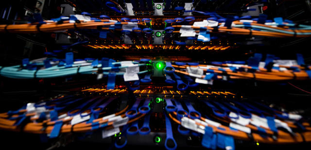 “神威·太湖之光”超级计算机的交换机网线。（图源：新华社）