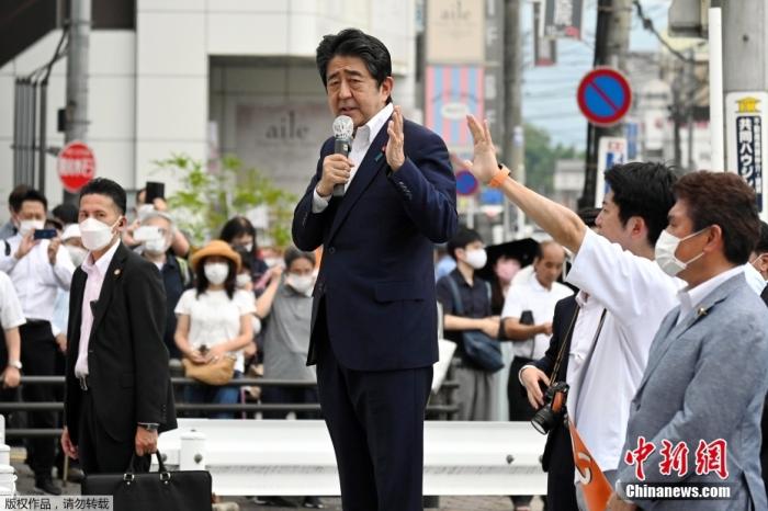 当地时间7月8日，日本前首相安倍晋三在奈良市进行演讲时遭到枪击。图为日本前首相安倍在遭遇枪击前，正在进行街头演讲。图片来源：视觉中国