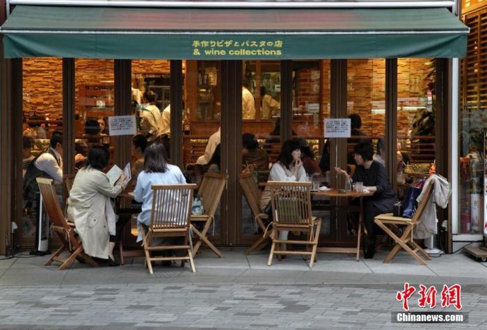 资料图：东京民众在室外喝下午茶。
<a target='_blank' href='/'>中新社</a>记者 吕少威 摄