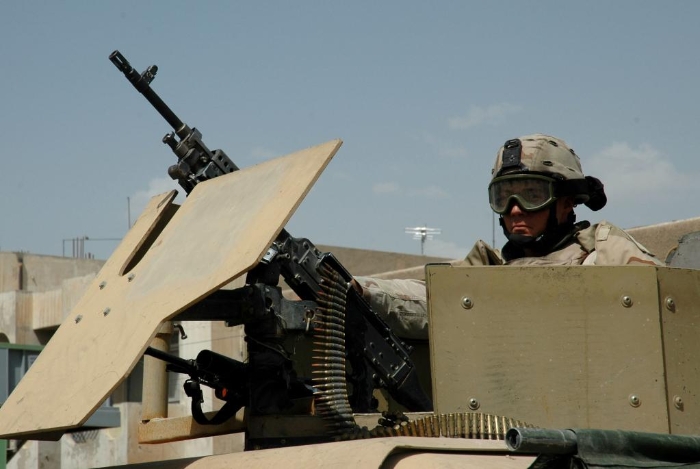 2005年4月30日，一名驻伊美军士兵在伊拉克首都巴格达街头警戒。新华社记者申宏摄