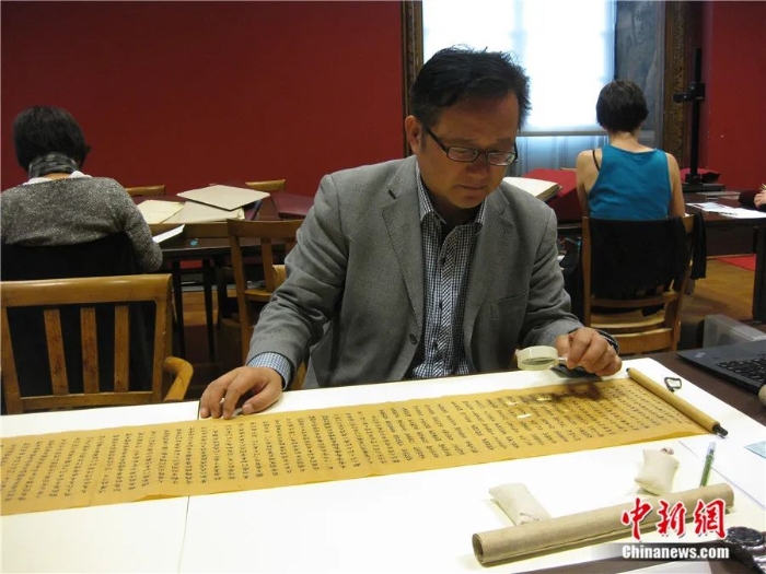2014年5月，张元林在法国国家图书馆查阅法国藏敦煌文献。受访者供图