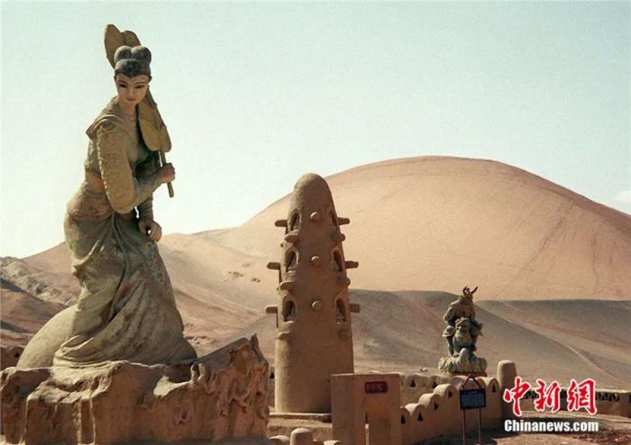 新疆吐鲁番火焰山《西游记》泥雕艺术群中的“铁扇公主”形象。<a target='_blank' href='/'>中新社</a>记者 孙自法 摄

