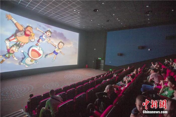 2018年6月，太原民众在电影院观看《哆啦A梦：大雄的金银岛》。<a target='_blank' href='/'>中新社</a>记者 张云 摄

