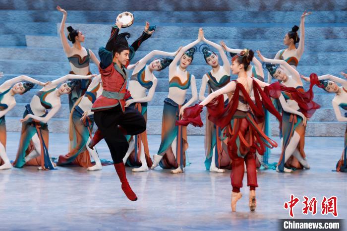 圖為第十三屆中國藝術節開幕演出的芭蕾《敦煌·飛天》。　<a target='_blank' href='/'>中新社</a>記者 蔣啟明 攝