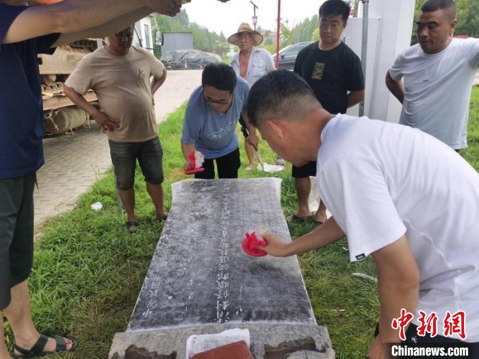 图为肃宁县文保所工作人员正对教泽碑进行研究。　袁一帅 摄