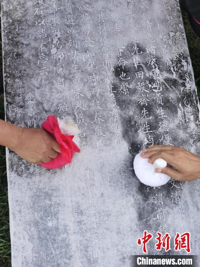 图为文保人员正对教泽碑碑文进行研究。　袁一帅 摄
