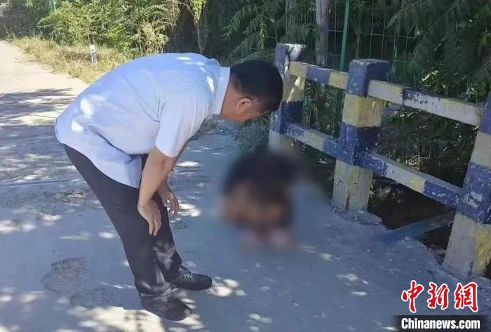 天津民警方海波救下一想轻生的女孩儿后 对其进行开导劝慰 天津市委政法委供图