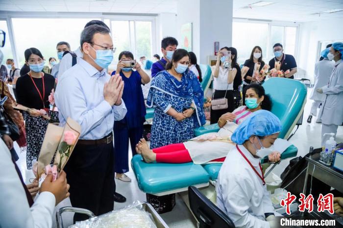上海市人民对外友好协会会长陈靖等看望和慰问正在献血的印度友人们。　上海市血液中心供图