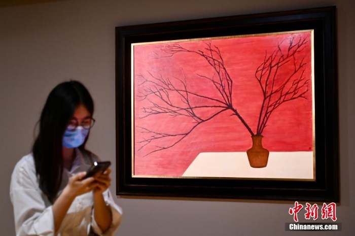 常玉作品《红底瓶枝》亮相香港苏富比 估价高至一亿港元
