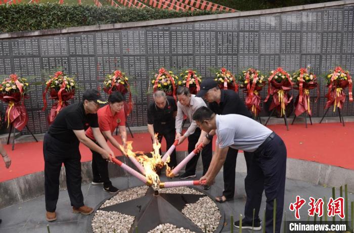 点亮长明火。　钟欣 摄