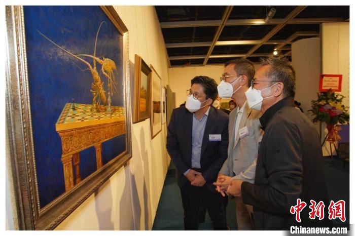 香港特区政府文化体育及旅游局局长杨润雄(中)参观展览。　主办方提供
