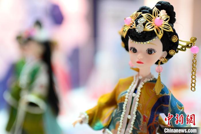 李柏亨团队推出的汉服娃娃采用了香云纱作为服装的原材料。　陈骥旻 摄