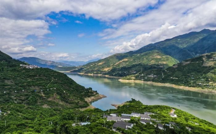 这是2022年5月19日拍摄的长江巫山段曲尺乡一带景色(无人机照片)。新华社记者 王全超 摄