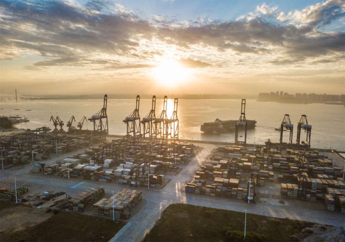 这是2021年12月5日清晨在海南自贸港重点园区洋浦经济开发区拍摄的洋浦国际集装箱码头(无人机照片)。新华社记者 蒲晓旭 摄