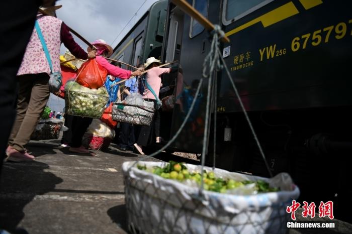 6月2日，准备前往曲靖卖菜的村民在吴官田站登上云南昆明至贵州红果的5652次列车。 <a target='_blank' href='/'>中新社</a>记者 刘冉阳 摄
