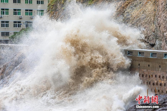 9月4日，浙江台州，第11号台风“轩岚诺”已进入我国东海东南部海面，并逐渐向浙江近海靠近。当天下午，温岭市石塘镇金沙滩海域掀起十米多高的惊涛巨浪。图片来源：视觉中国