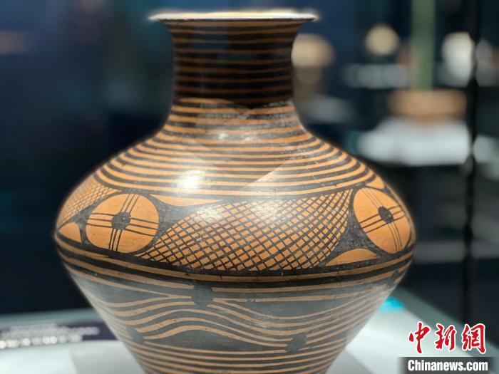 图为青海省博物馆内展出的文物。　李江宁 摄