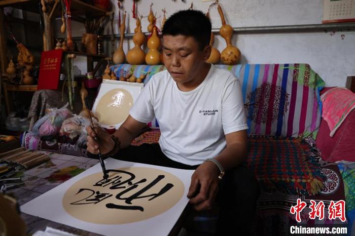 冯计刚书写毛笔字。　孔飞 摄